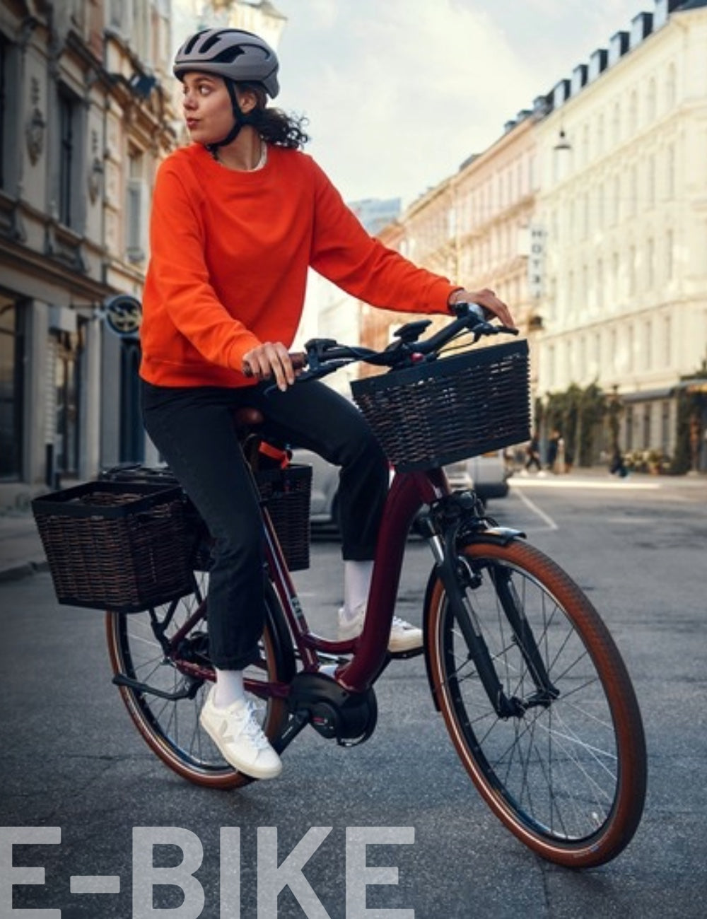 Radfahrerin mit E-Bike in der Stadt